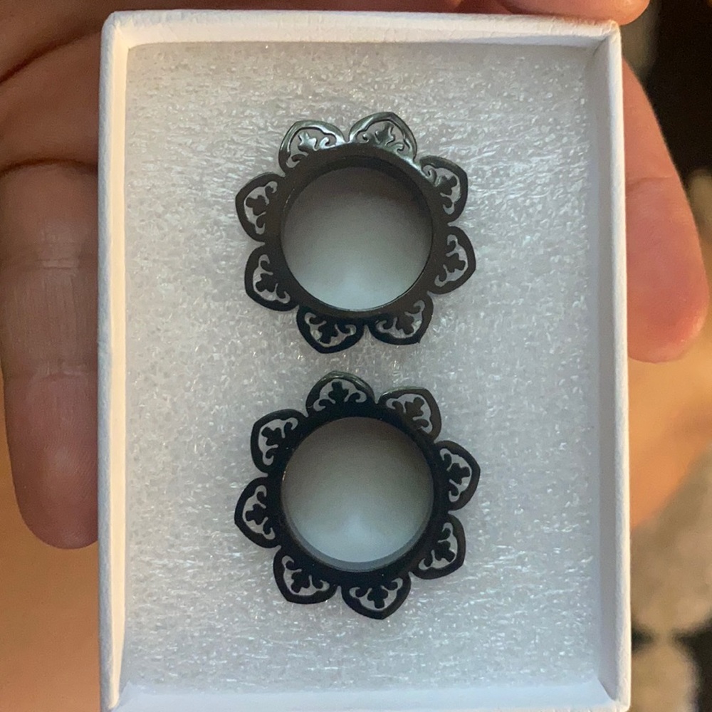 Never worn plugs 20mm